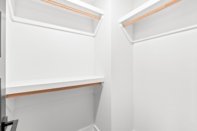 Building Photo - Move-in Ready Modern Townhome!!