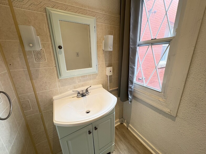 Building Photo - 5809 Hobart St