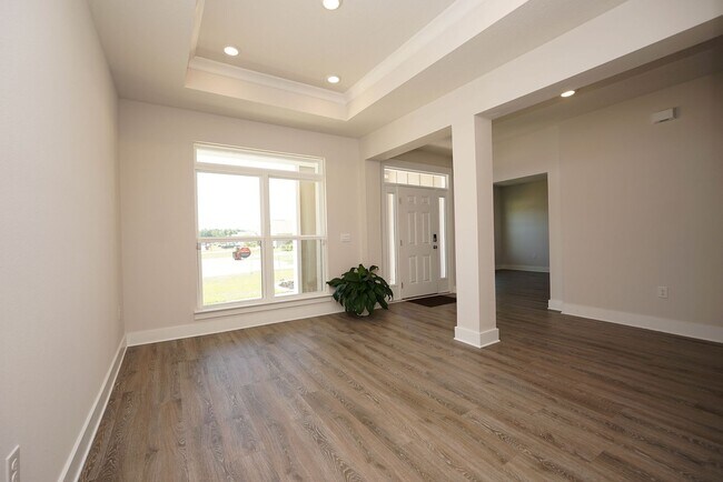 Building Photo - Spacious 5-Bedroom Home in Desirable Crest...