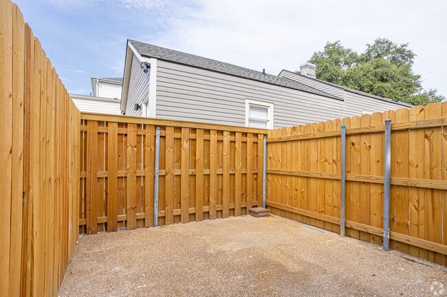 Building Photo - Uptown Renovated 1/1.5 apartment with Private Backyard