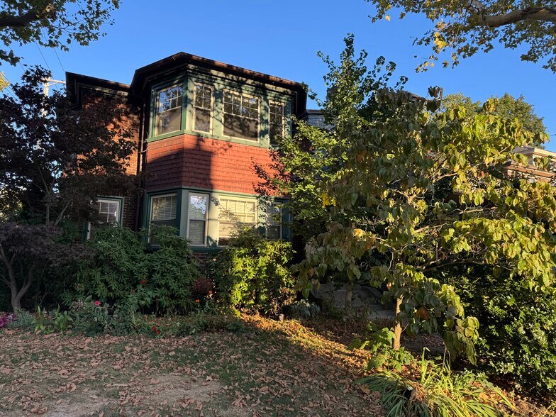 2nd level duplex - 201 S Atlantic Ave