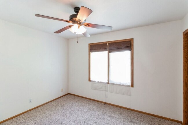 Building Photo - FINISHED BASEMENT WITH FENCED YARD! 4 Bedroom, 3.5 Bathroom Home in Ames