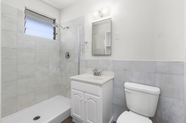 Building Photo - 4 Bedroom Home in Bay Park with Office and...