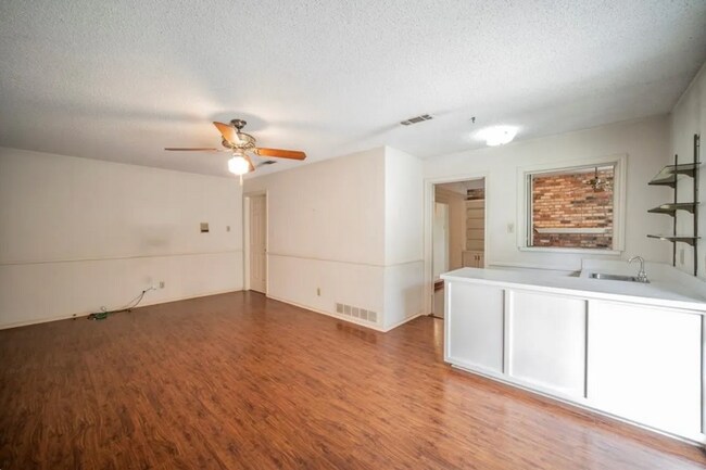 Building Photo - 2507 Radcliffe Dr