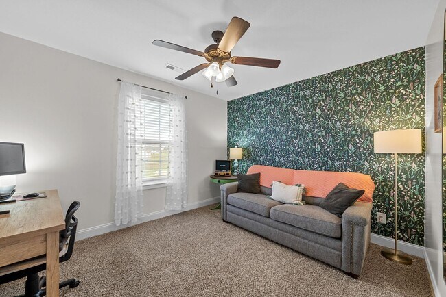 Building Photo - Pet Friendly Four Bedroom with Bonus!