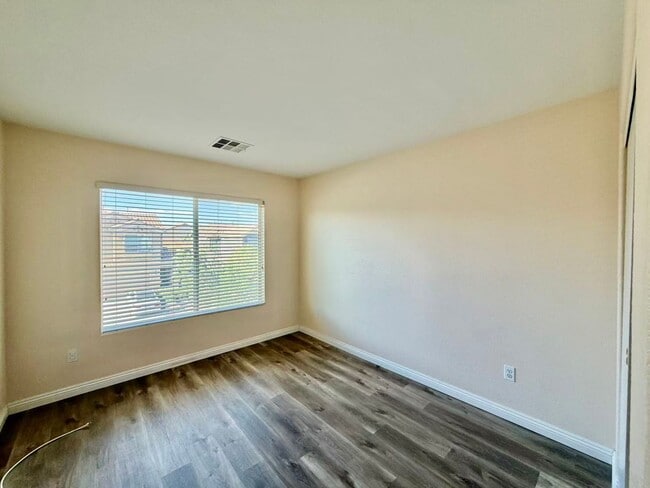 Building Photo - Well-maintained two-story home