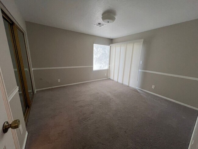 Building Photo - 675 Ridge Rim Way
