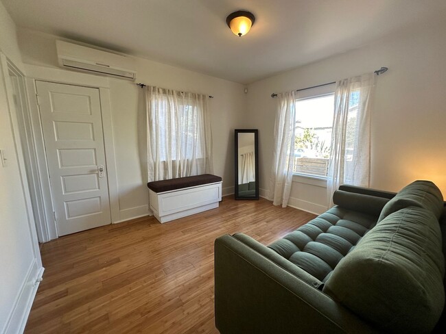 Building Photo - Secluded 2+1 close to Paramount Studios, H...