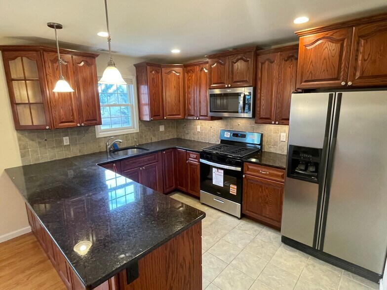 Building Photo - 292 Hemlock Ter