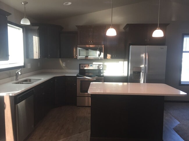 Building Photo - 4 Bed 3 Bath Single Family Home