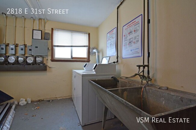 Building Photo - Spacious 2-Bedroom Upper-Level Unit - Avai...