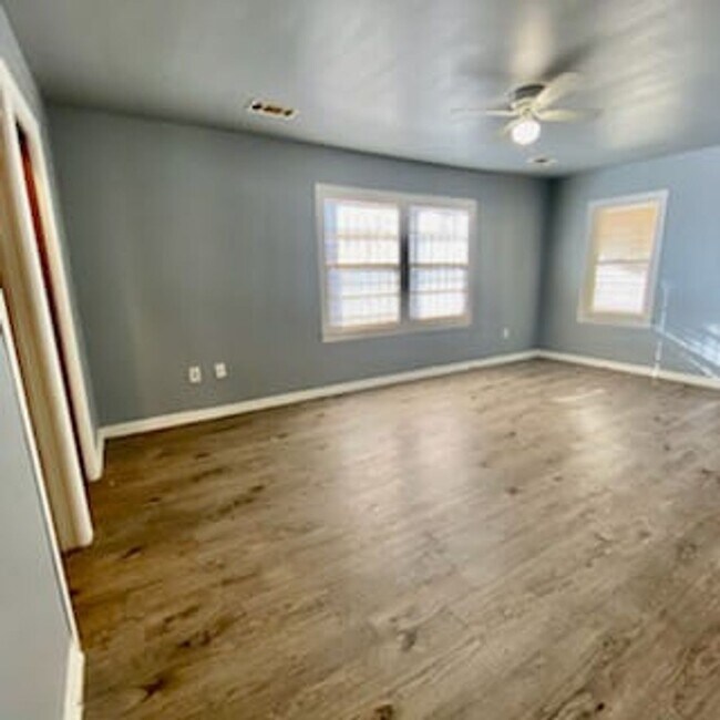 Building Photo - $0 First Month's Rent / $0 Deposit at Move-in