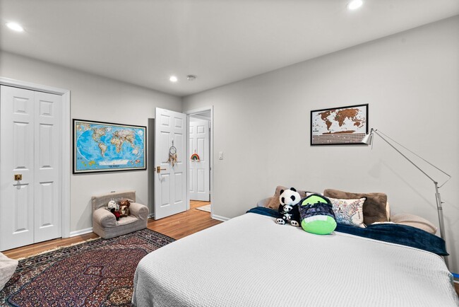 Building Photo - 4 Bed 4.5 Bath - Bethesda  Single Family Colonial - 2 Car Garage
