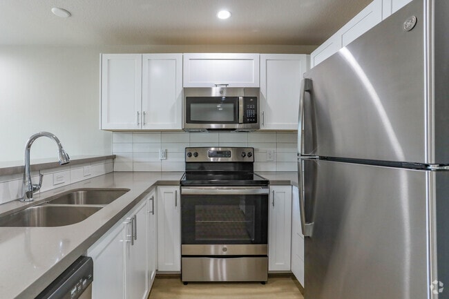 1 BR, 1 BA - 650SF - Houston Heights Beverly Apartments