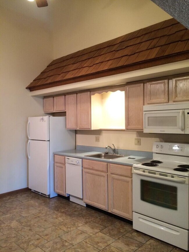 Building Photo - 2-Story, One Bedroom Loft Townhome AVAILABLE JUNE 2026 - Wernersville, PA