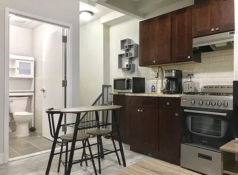Building Photo - 556 W 161st St
