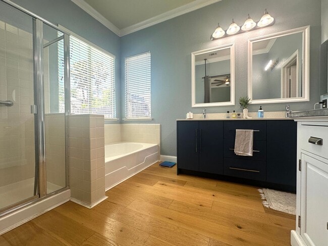 Building Photo - Gorgeous single story with Pool!