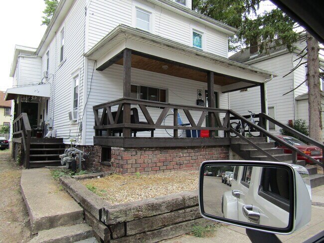 4 Bedroom student rental on Oak St. - 17 Oak St