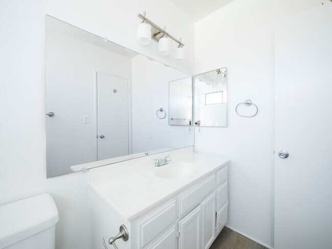 Interior Photo - 1166 S. Crenshaw Blvd