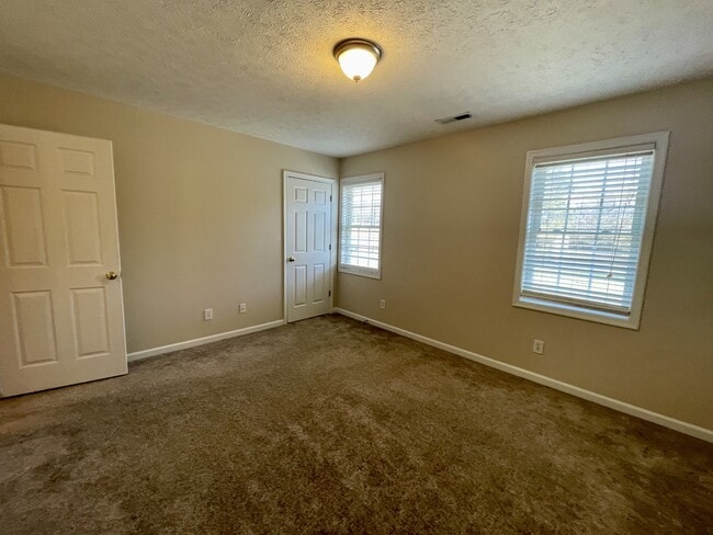 Building Photo - 125 Primrose Ln