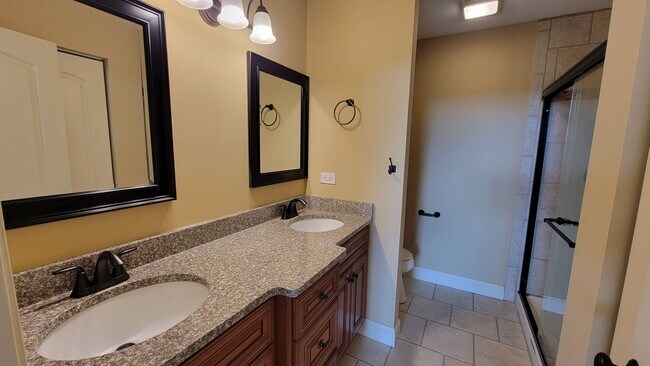 Building Photo - STUNNING LUXURY TOWNHOME 3 BEDROOM, 2 FULL...