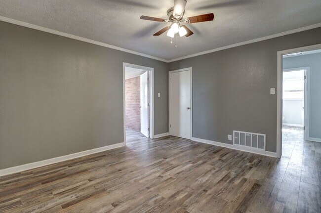 Building Photo - 3 Bedroom 1.5 Bath House for Rent