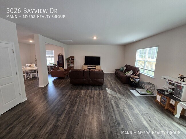 Building Photo - 3026 Bayview Dr