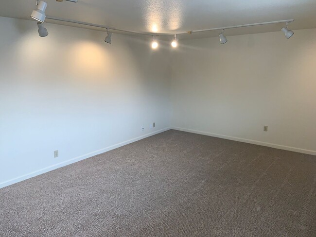 Building Photo - Freshly Updated 2 Bed w/ Granite + W/S/G Included – Available Early May!