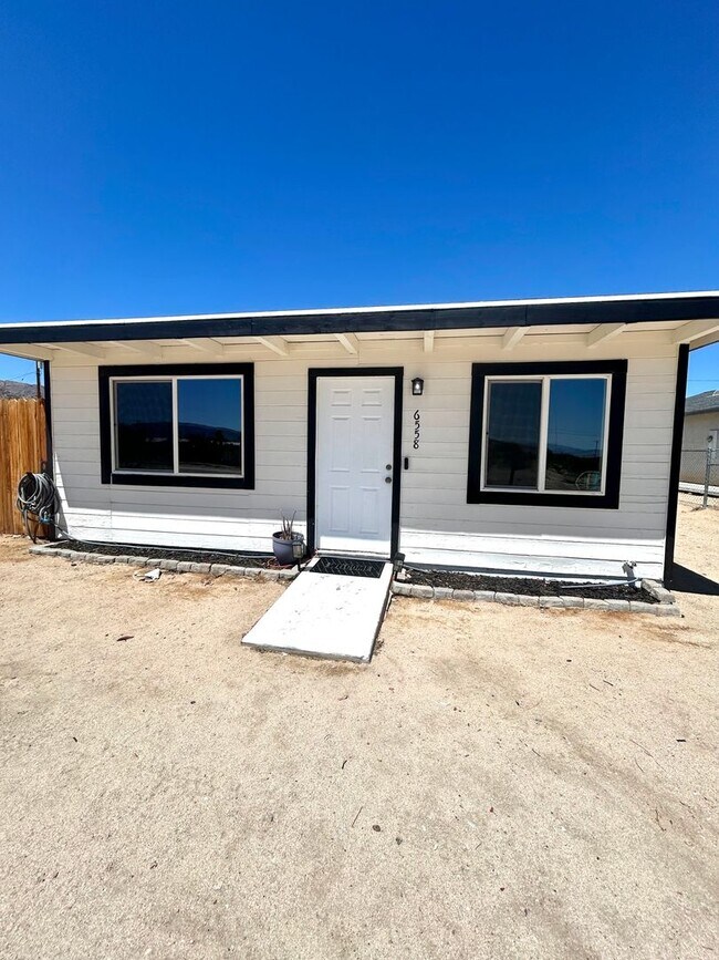 Building Photo - Newly Renovated 2 Bedroom 1 Bathroom Home