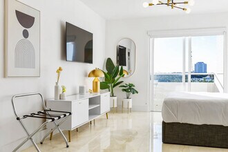 Building Photo - 212 West Dr