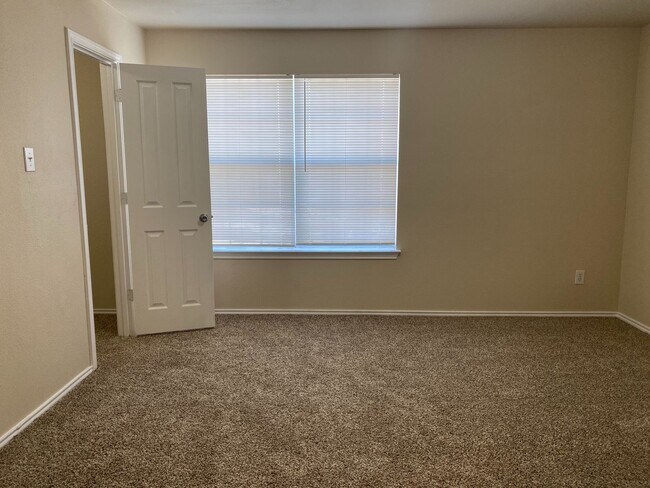 Building Photo - 5123 Fountain Hill