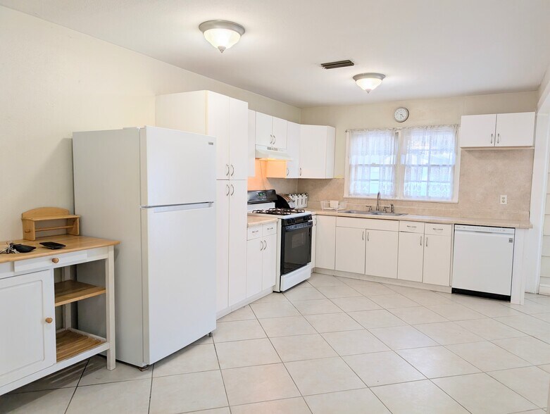 Building Photo - 1010 Indian Beach Dr