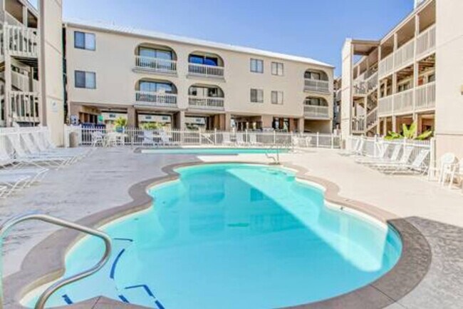 Building Photo - 924 W Beach Blvd