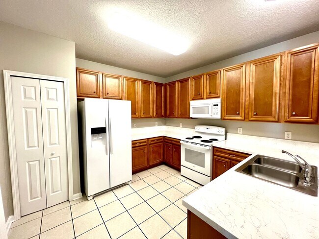 Building Photo - Charming 3-Bed, 2-Bath Condo in Key West-S...
