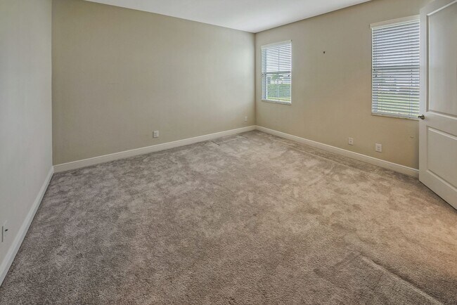 Building Photo - 2/2+Den Coach Home Available Annually!
