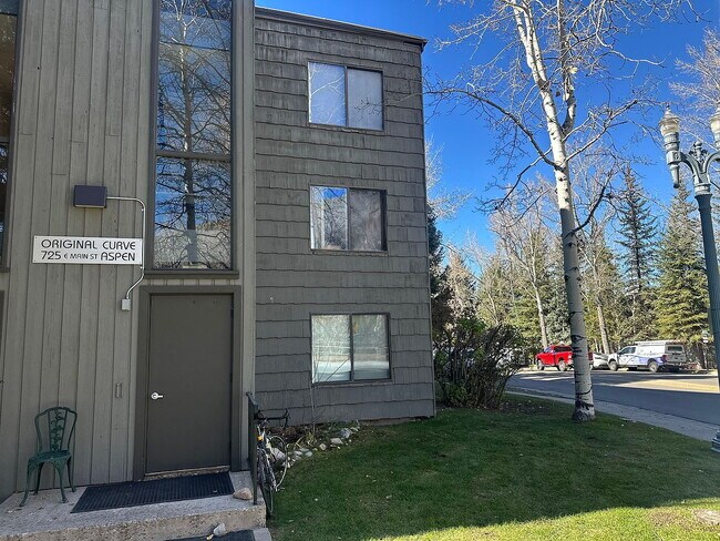 Building Photo - 725 E Main St