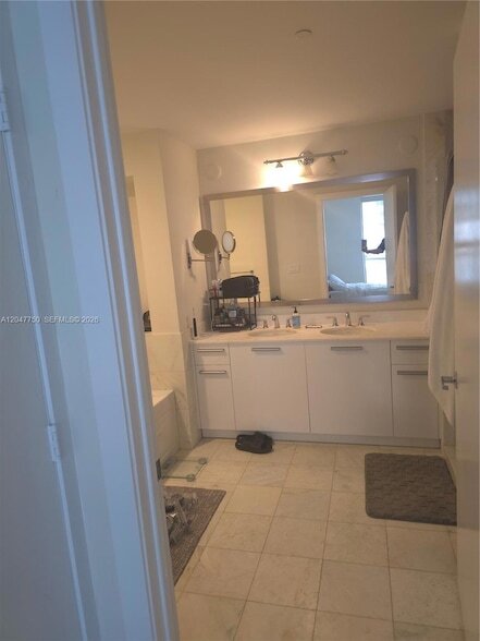 Building Photo - 1060 Brickell Ave