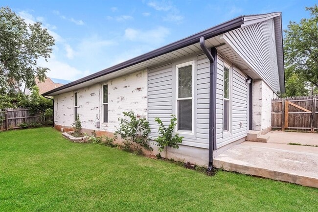 Building Photo - 10025 S Linn Ave