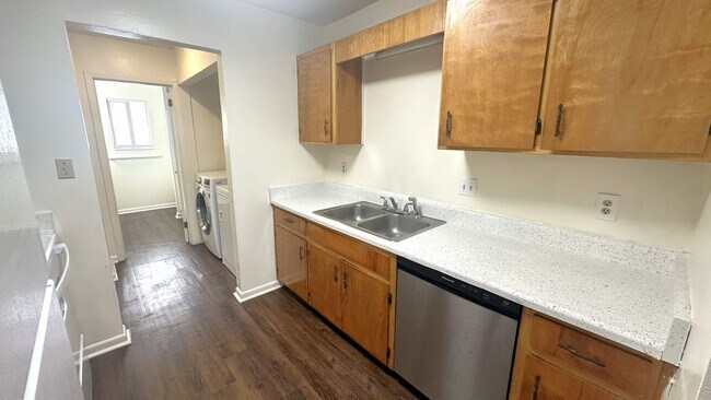 Building Photo - 303 S Lipona Rd