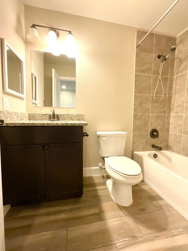 Building Photo - **APPLICATION RECEIVED** Three Bedroom Townhome in Prime Location! Close to New IKEA, I-35, Forum...