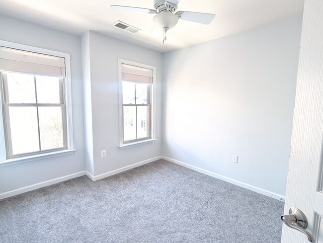 Building Photo - 2638 S Kenmore Ct