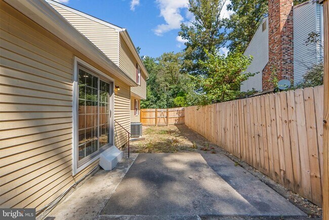 Building Photo - 3301 Fallowfield Dr