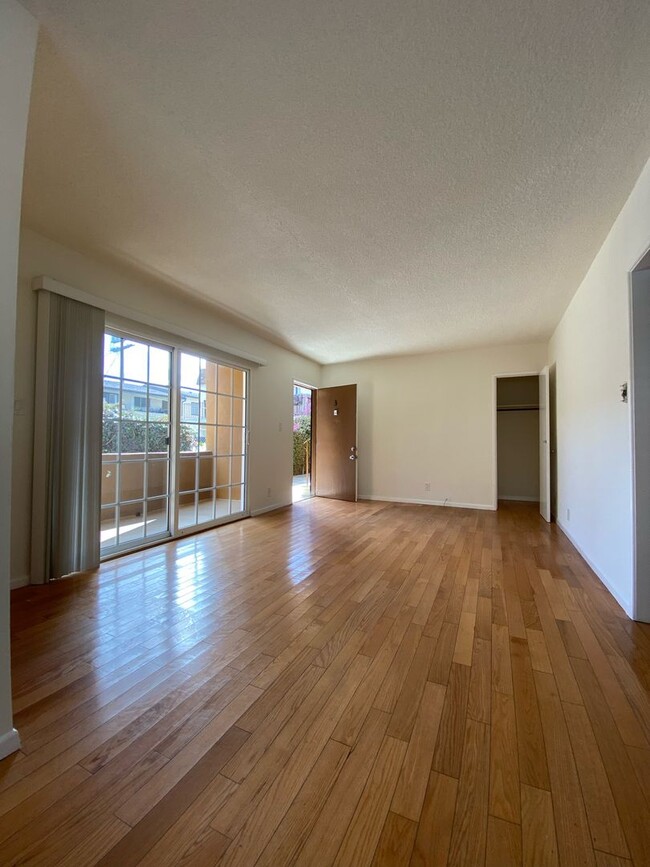 Interior Photo - 3748 Westwood Blvd