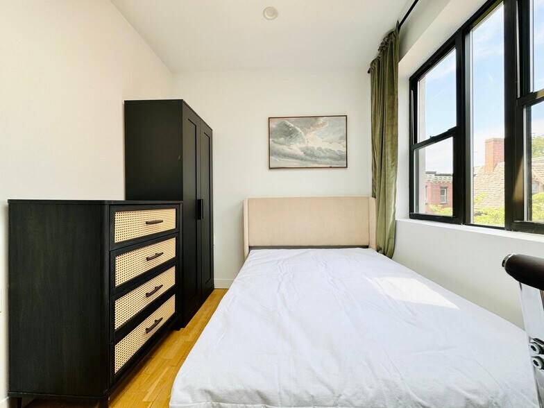 Building Photo - Furnished room/NOT APARTMENT