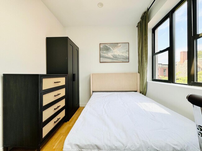 Building Photo - Furnished room/NOT APARTMENT