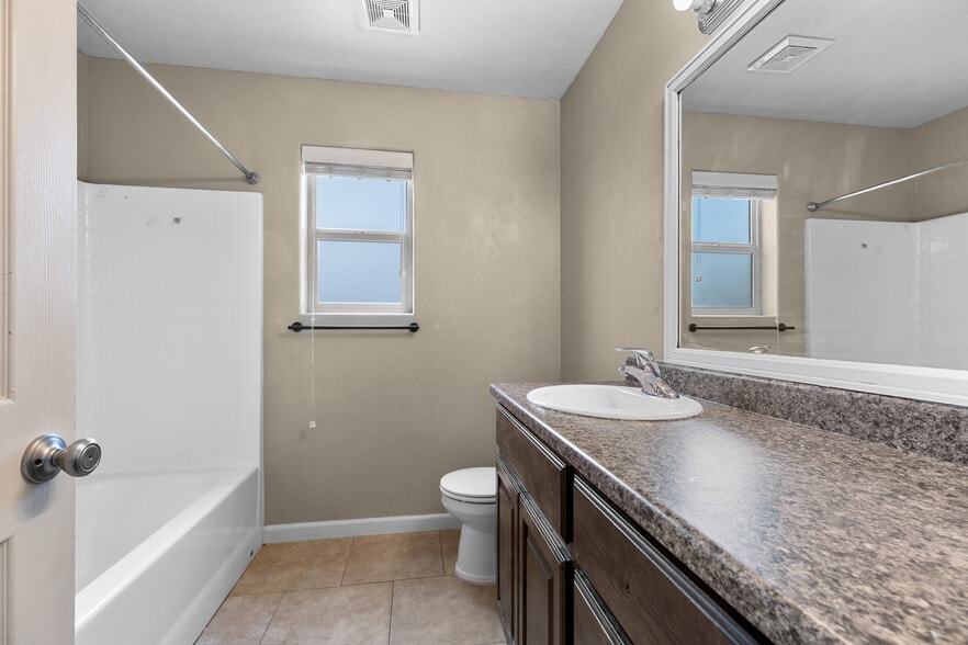 Building Photo - 225 N Falcon Ct