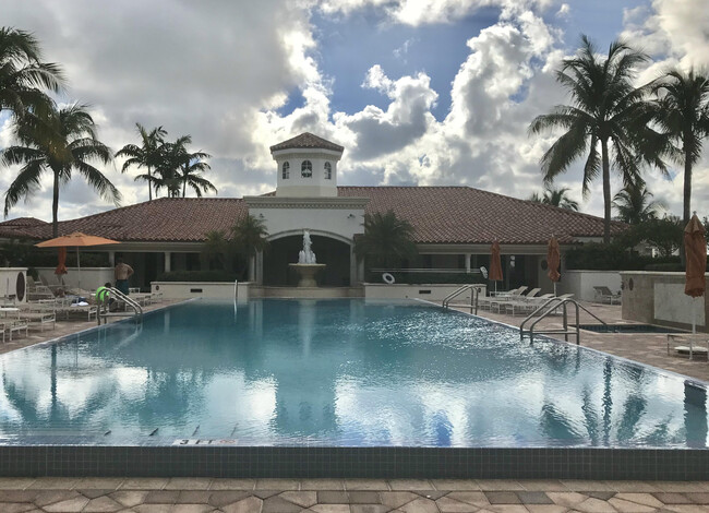 Building Photo - 19900 E Country Club Dr