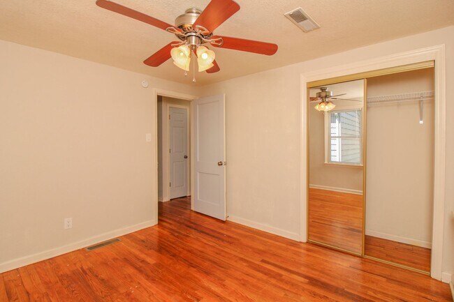 Building Photo - Heart of the Action: Cozy 2 Bed 1 Bath Home