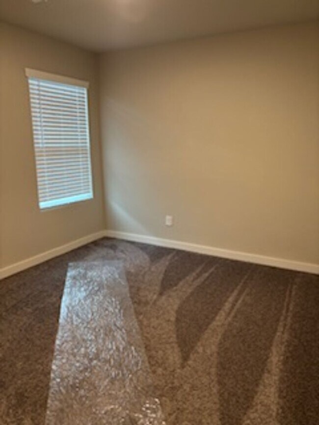 Building Photo - New Home! 1st month free!