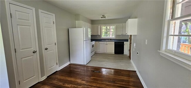 Building Photo - 3042 Santa Monica Dr
